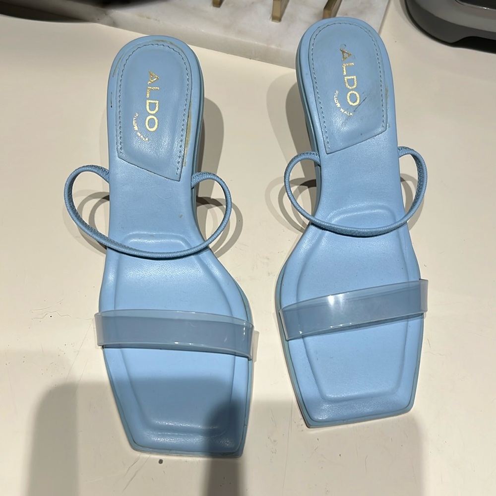 BRAND NEW SANDALE KITTEN HEEL